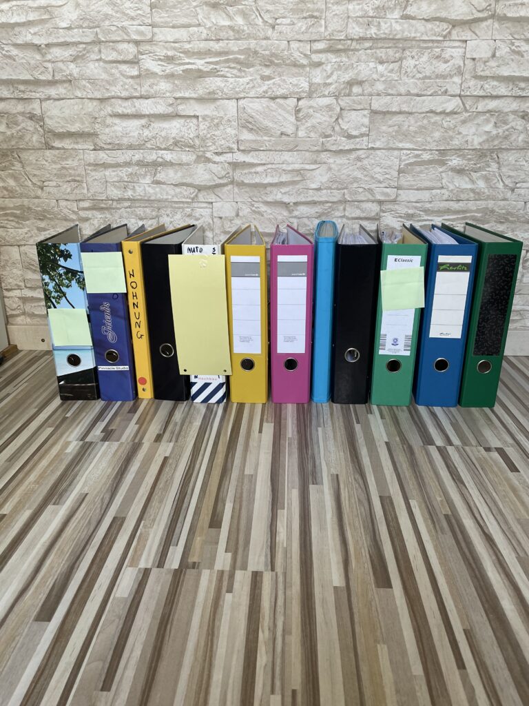 bunte hässliche Ordner Papierkram Ordnung Unterlagen Dokumente Hilfe